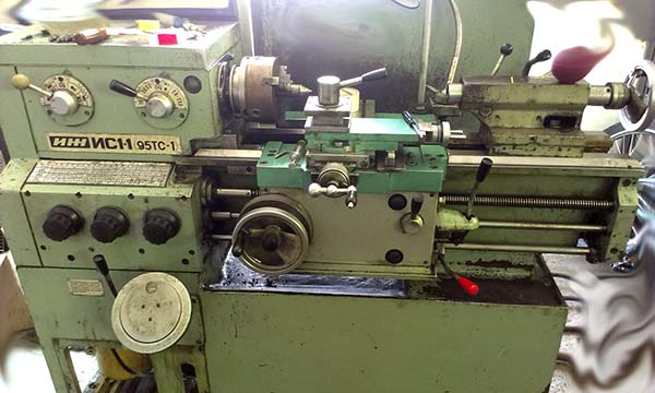 Загальний вигляд токарно-гвинторізного верстата 95ТС-1 95ТС-1 Загальний вигляд токарно-гвинторізного верстата